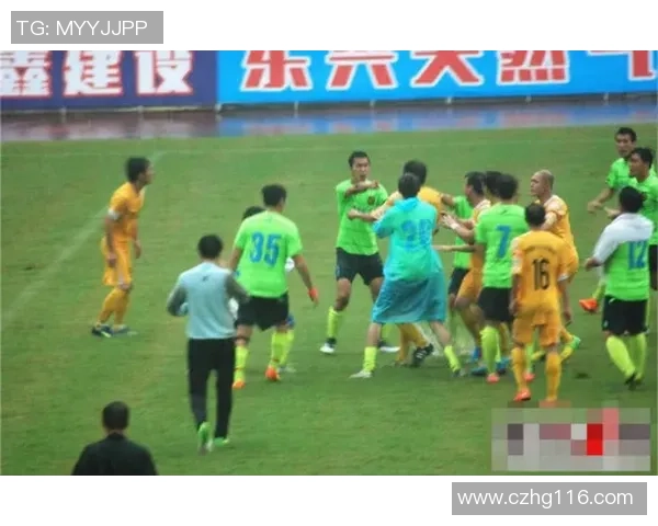 香港足球明星队乘坐大巴出征全新赛事展现团队风采与拼搏精神